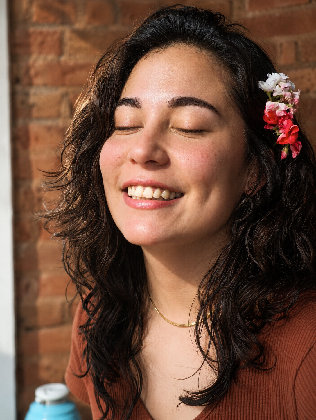 Candela sonriendo bajo el sol