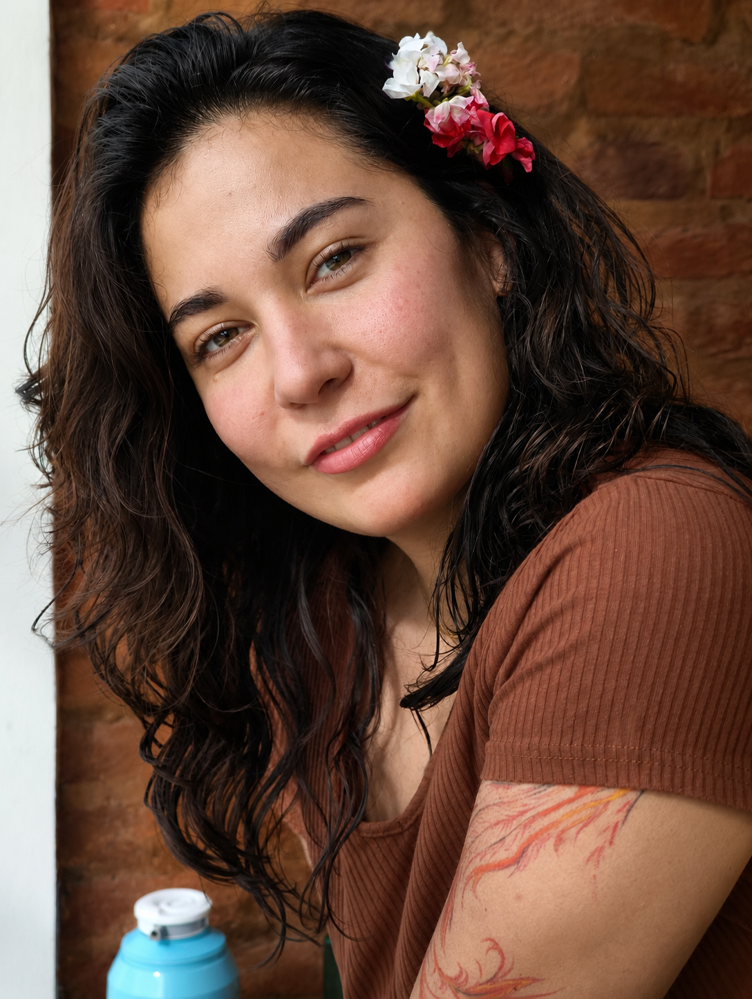 Retrato cercano de Candela con flores